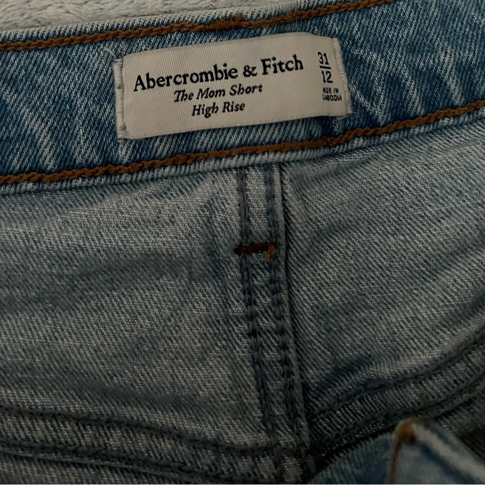 Abercrombie & Fitch The Mom Short High Rise Size 31/12